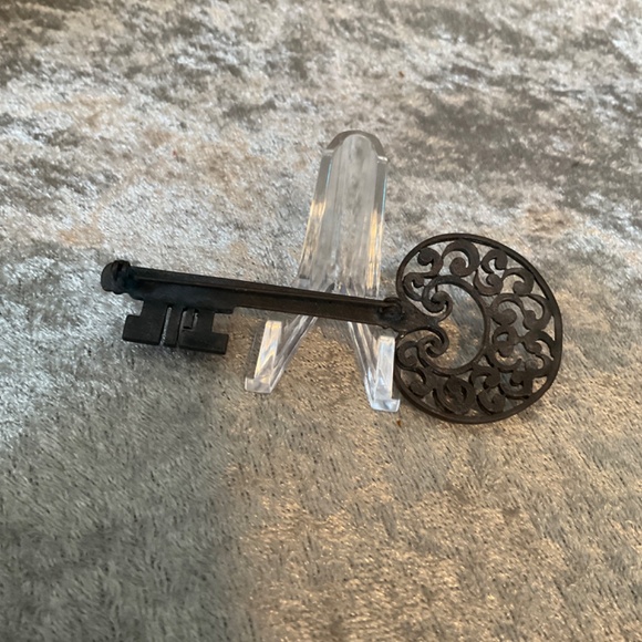 Vintage Bronzed Skeleton Key Pin - Picture 2 of 2